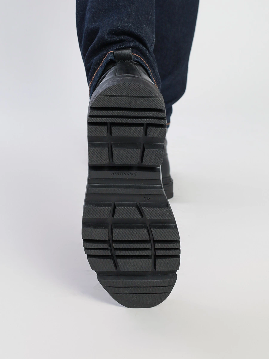 Ботинки черного цвета с декоративной строчкой
